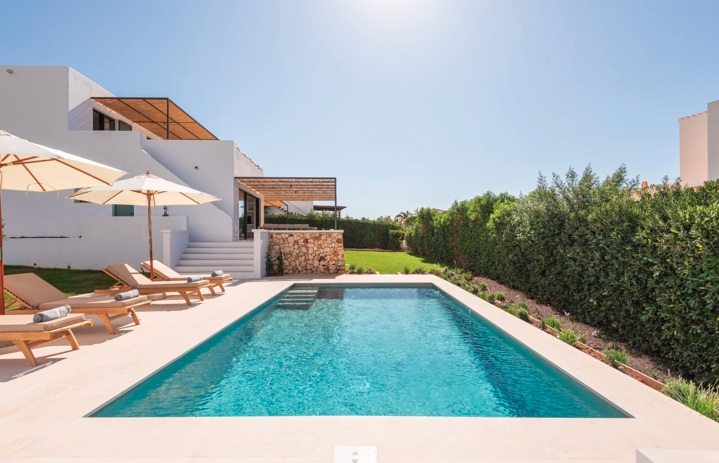 Menorca se entiende mejor desde una villa atendida con oficio y calma